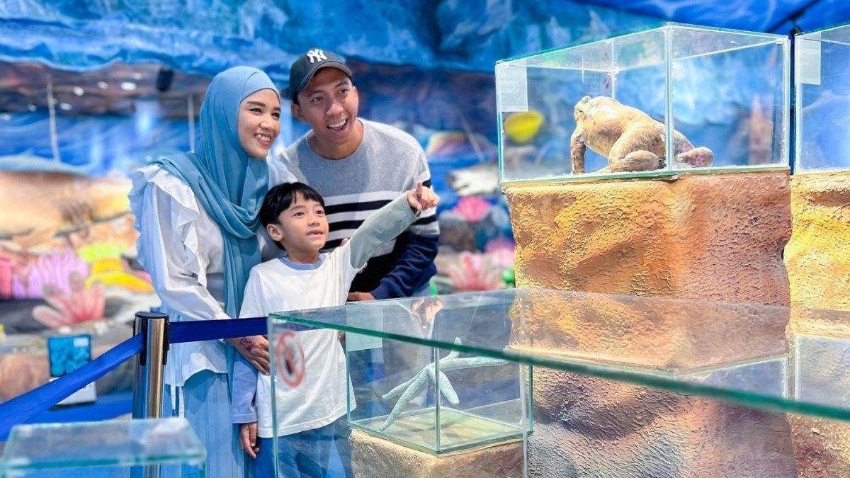 Wisatawan yang menikmati suasana di Sea World Ancol Jakarta