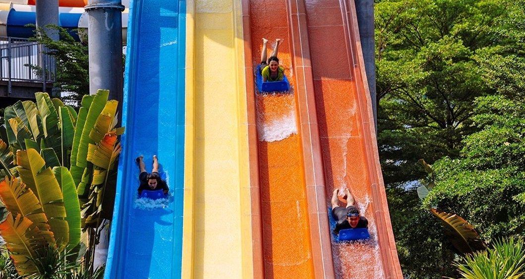 Wisatawan yang menikmati wahana di Atlantis Ancol Jakarta.