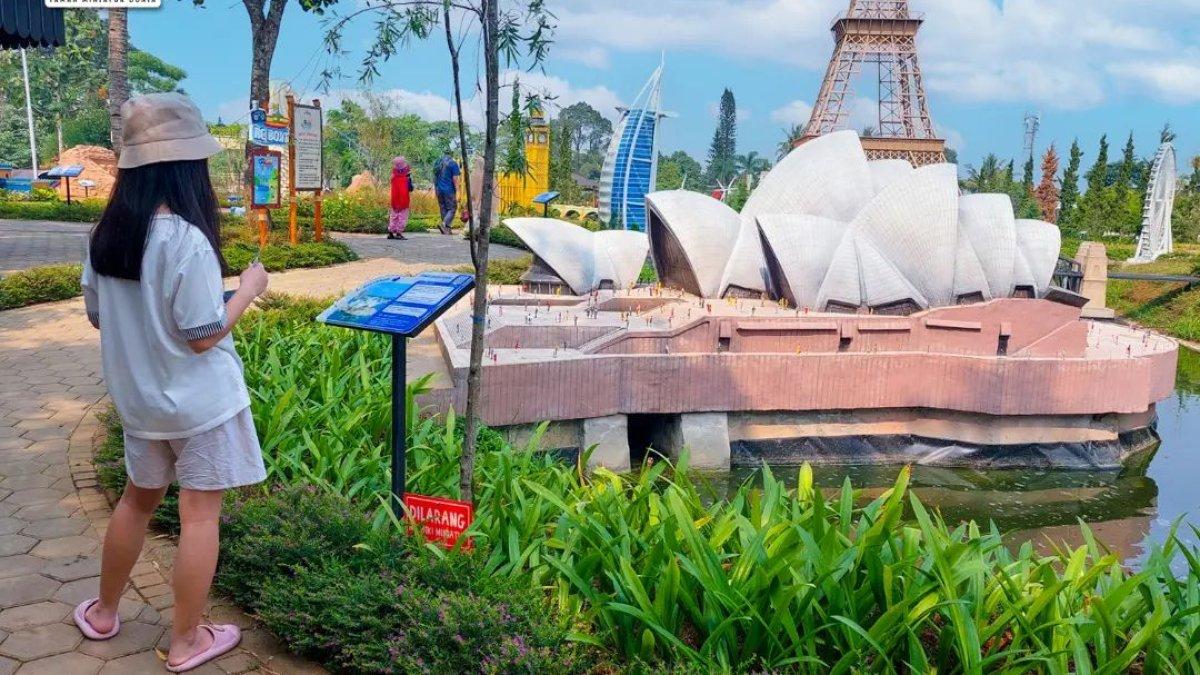 Wisatawan yang menjelajahi Minimania Puncak, tempat wisata baru di Bogor Jawa Barat buat liburan akhir pekan.