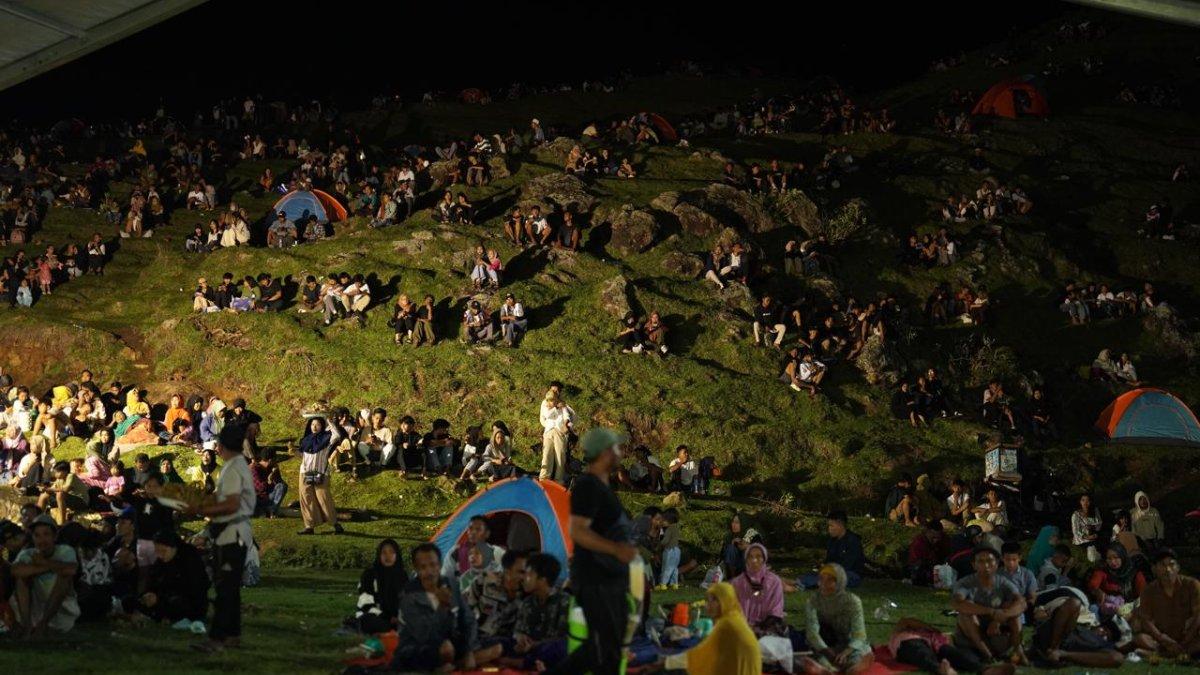 Wisatawan yang menyaksikan Festival Pesona Bau Nyale 2024.