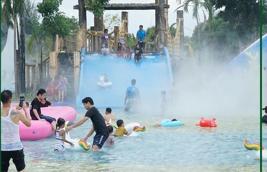 Wisatawan yang sedang bermain di waterpark Batam Zoo Paradise, tempat wisata baru di Riau buat liburan bareng keluarga.