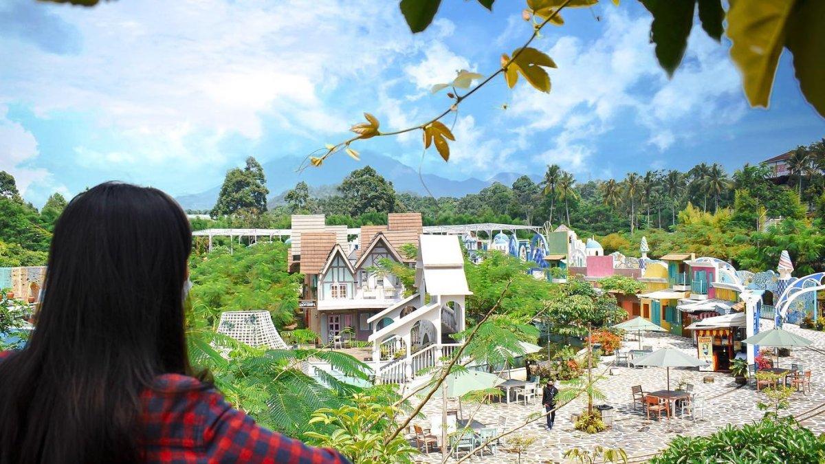 Wisawatan yang menikmati liburan di Dusun Semilir, tempat wisata hits di Semarang Jawa Tengah.