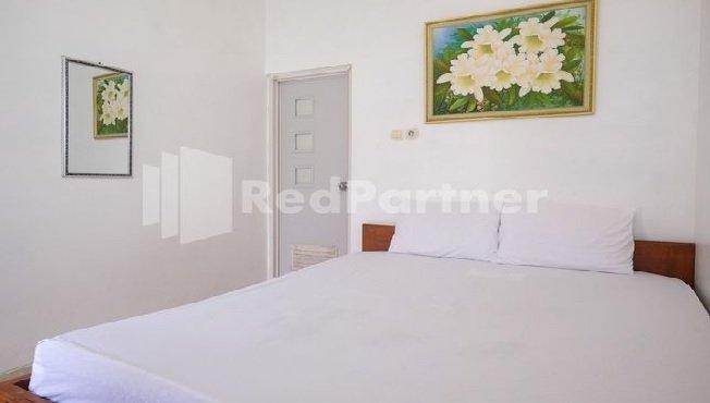 Kamar penginapan di hotel Wisma Giri Mulyo B near Grojogan Sewu Mitra RedDoorz, Tawangmangu, Jawa Tengah.