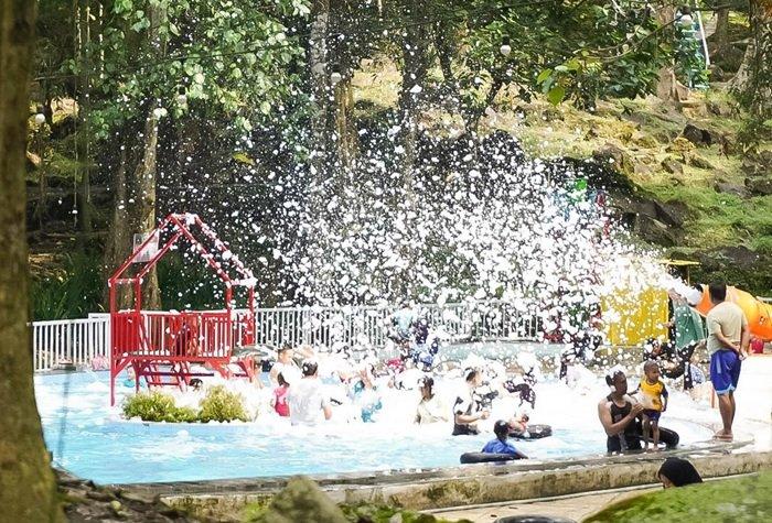 WISATA KUNINGAN - Pengunjung saat menikmati wahana kolam busa di tempat wisata alam Woodland, Kuningan, Jawa Barat, Selasa (13/5/2025).
