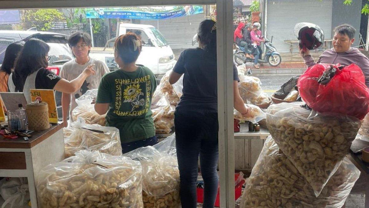 Wr Byang De Abi berlokasi di Jalan Imam Bonjol no 115, Desa Pemecutan Klod, Denpasar Bali.