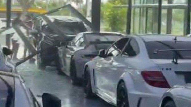 Viral sebuah mobil Mitsubishi Xpander menabrak deretan mobil mewah di sebuah showroom.