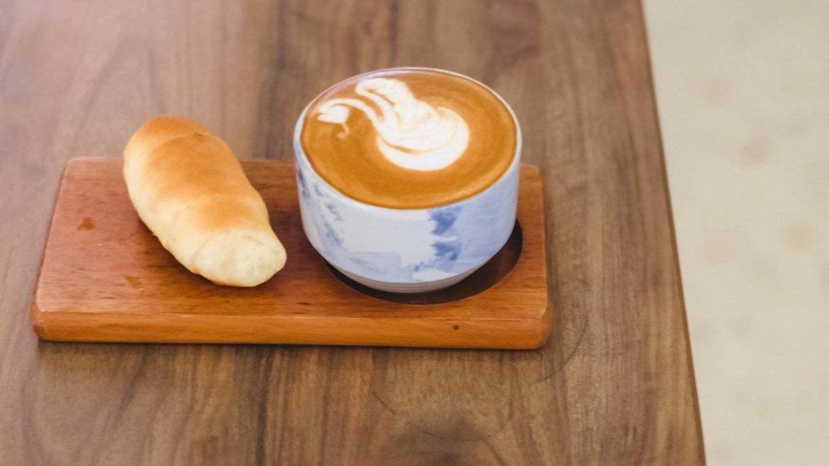 YOI Kona MERR, satu tempat ngopi hits lainnya di Surabaya yang menarik buat dijelajahi.