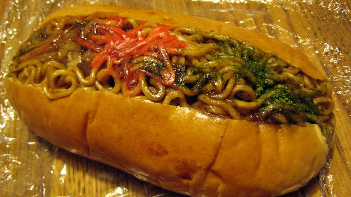Yakisoba Pan, satu makanan khas Jepang yang cocok buat dijadikan menu sarapan enak dan mengenyangkan.