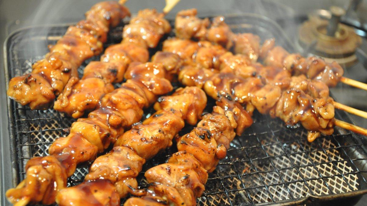 Yakitori, satu makanan khas musim panas yang wajib kamu coba saat liburan ke Jepang.