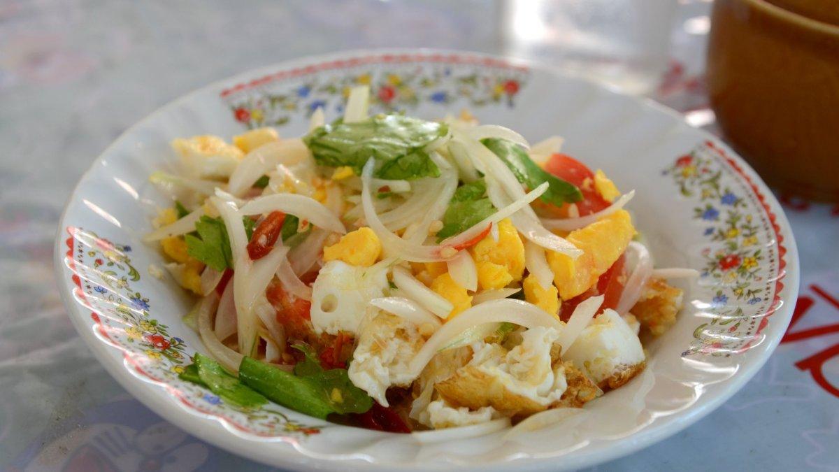 Yam khai dao, satu salad enak di Thailand yang cocok buat diet.