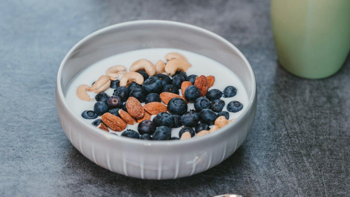 Yogurt, satu makanan terbaik buat sarapan dan cocok untuk kamu yang mau menurunkan berat badan.
