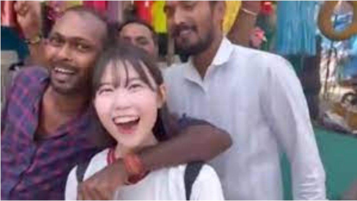 YouTuber asal Korea Selatan dilecehkan di pasar India, tiba-tiba dipeluk & dipijit