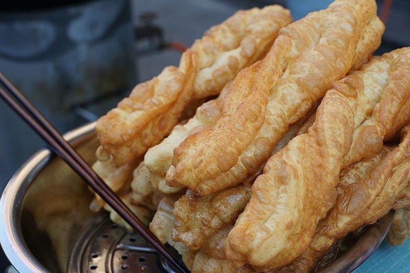 Youtiao, satu sarapan enak dii China yang wajib kamu coba saat liburan ke sana.
