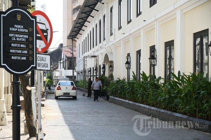 ZONA EROPA - Suasana Kota Lama Surabaya di kawasan Jl Mliwis, Kamis (13/6/2024). Wisata Kota Lama Surabaya ini merupakan destinasi wisata baru kota Surabaya yang berada di sisi utara dan selatan Jl Rajawali dengan menampilkan banyaknya bangunan khas Eropa yang sebagian masih utuh dan terjaga.