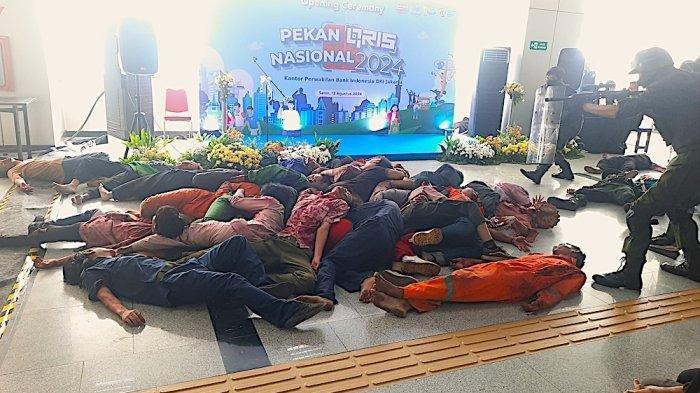 Wisata Jakarta naik kereta bertemu Zombie Pandora Box di LRT Jakarta Pegangsaan Dua, Kelapa Gading, Jakarta Utara, Selasa (13/8/2024).