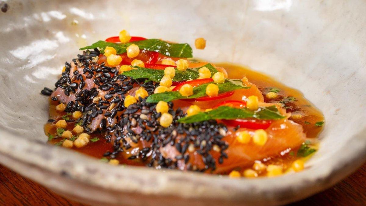 Zuma, satu restoran Jepang terbaik di Bangkok Thailand yang bisa kamu kunjungi buat makan siang.