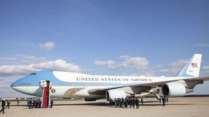 Air Force One adalah Boeing 747-8 yang sudah dimodifikasi dan dirancang untuk memenuhi kebutuhan unik presiden AS serta stafnya. Harga Air Force One ditaksir mencapai Rp 10 triliun.