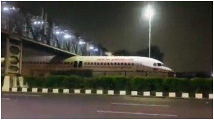 Air India terjebak di bawah jembatan penyeberangan orang
