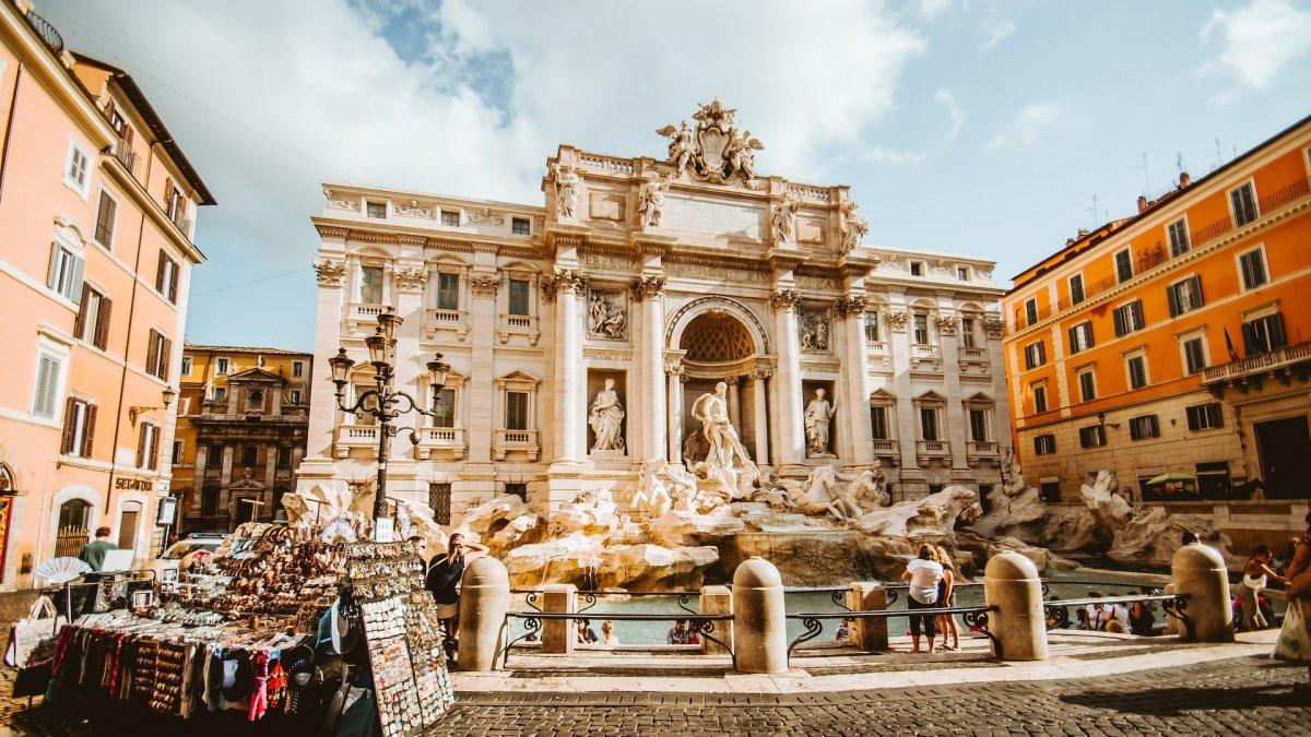 Air Mancur Trevi, satu tempat paling banyak difoto di dunia saat ini sedang ditutup sementara. Penggantinya malah bikin kecewa wisatawan.