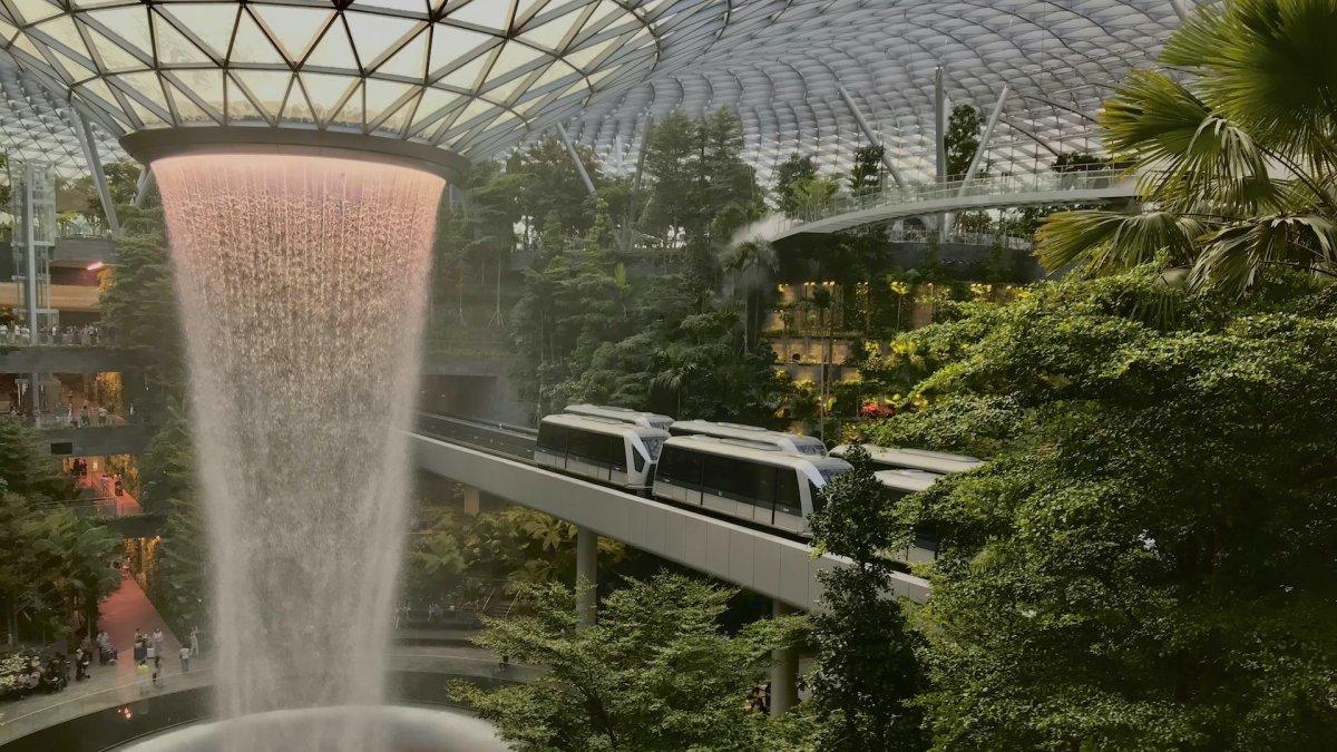 Air terjun dalam ruangan terbesar di dunia yang ada di Jewel, Bandara Changi, Singapura.