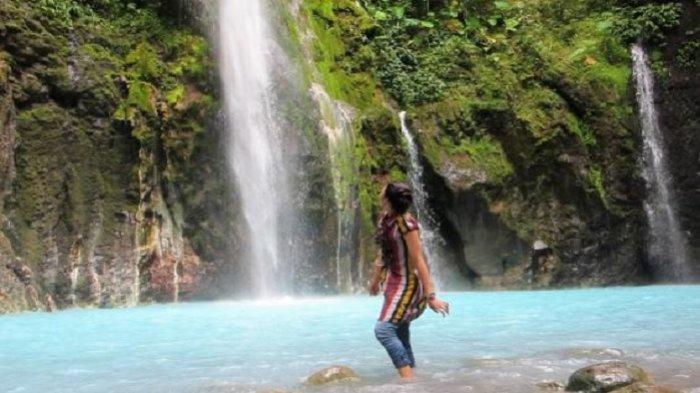 Air Terjun Dua Warna di bumi perkemahan Sibolangit, Kabupaten Deliserdang, Sumatera Utara.