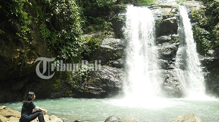 Air Terjun Juwuk Manis, wisata yang berlokasi di Banjar Juwuk Manis, Desa Manggis Sari, Kecamatan Pekutatan, Jembrana, Bali. Tiket masuk hanya Rp 3.000 untuk turis lokal.