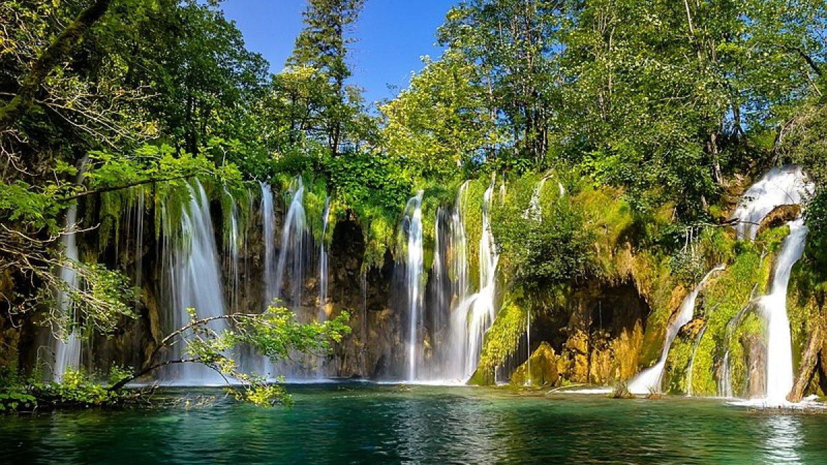 Air Terjun Plitvice, satu air terjun paling ikonik dari seluruh dunia yang menarik buat dijelajahi.