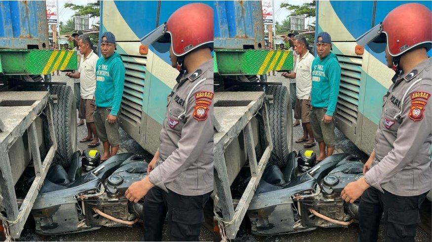 Seorang polisi melakukan aksi heroik dengan mengorbankan sepeda motornya menjadi ganjal roda bus agar tidak terjadi kecelakaan beruntun.