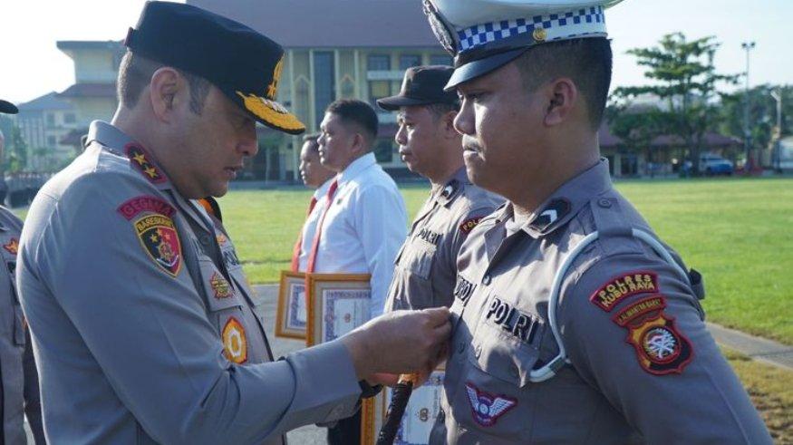 Bripda Muhammad Novandro, polisi yang mengganjalkan sepeda motornya untuk mencegah tabrakan beruntun mendapat hadiah umrah dari Kepala Polisi Daerah Kalimantan Barat Irjen Pol Pipit Rismanto.
