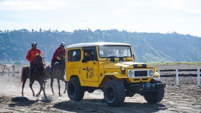 Aktivitas jeep dan berkuda di Pasir Berbisik Gunung Bromo.