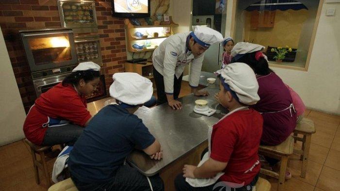 Anak-anak belajar membuat roti saat bermain di Kidzania, Pacific Place, Jakarta, Senin (5/8/2013). Kidzania menjadi salah satu tempat pilihan anak-anak untuk mengisi libur Lebaran. Wahana yang terdiri dari 71 paviliun permainan ini menawarkan 130 profesi kepada anak-anak, memiliki luas 7.500 meter persegi, berkapasitas bagi 1.200 anak kecil dan 600 orang dewasa.