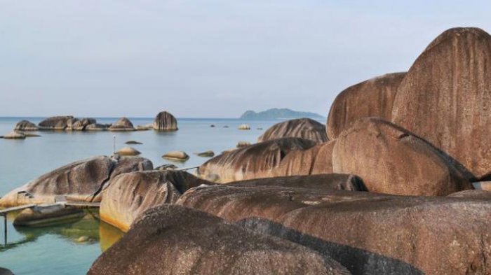Obyek wisata Alif Stone Park di Desa Sepempang, Kecamatan Bunguran Timur, Kabupaten Natuna, Provinsi Kepulauan Riau.