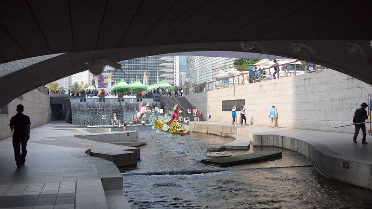 Aliran Cheonggyecheon, satu tempat wisata gratis di Seoul Korea Selatan.