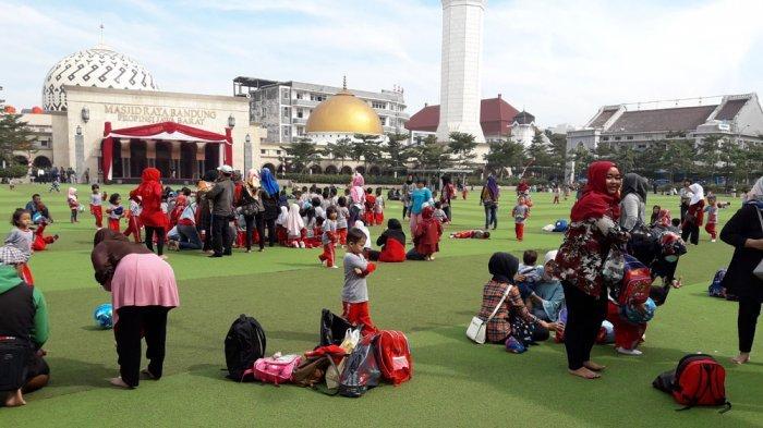Alun-alun Kota Bandung terlihat ramai oleh pengunjung, Rabu (16/8/2017).