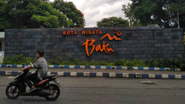 Pengendara melintas di kawasan Alun-alun Batu, Jawa Timur.