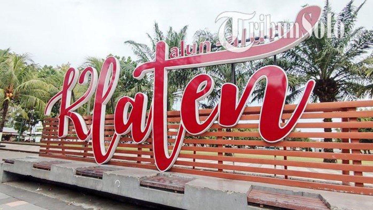 Alun-alun Klaten yang menjadi pusat berkumpulnya masyarakat dan PKL, Senin (20/12/2021).