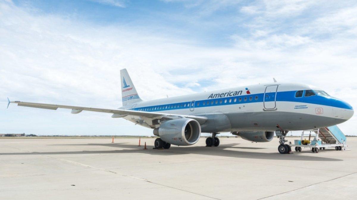 Pesawat American Airlines di landasan pacu bandara. Viral seorang wanita lansia yang sudah berusia 101 tahun dikira masih bayi ketika memesan tiket pesawat untuk penerbangan dari Chicago menuju Marquette.