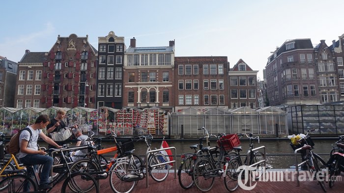 Pengguna sepeda di kawasan Singel, Amsterdam, Belanda, Kamis (24/5/2018).