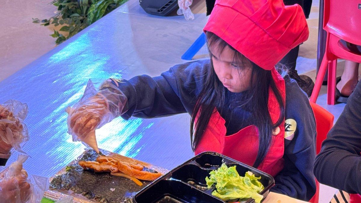 Serunya pengalaman membuat sushi ala Jepang, anak-anak antusias ikuti kegiatan edukatif di Gajah Mada Plaza.