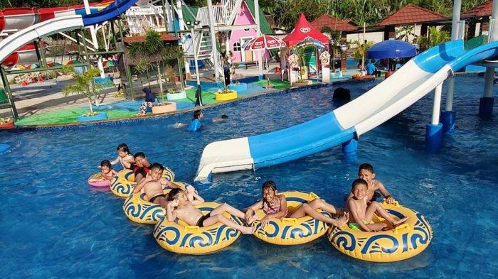 Pengunjung tengah menikmati wahana di Victory Waterpark Soreang.