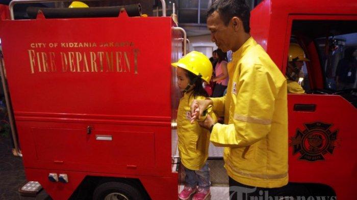 Anak-anak berprofesi sebagai pemadam kebakaran saat bermain di Kidzania, Pacific Place, Jakarta.