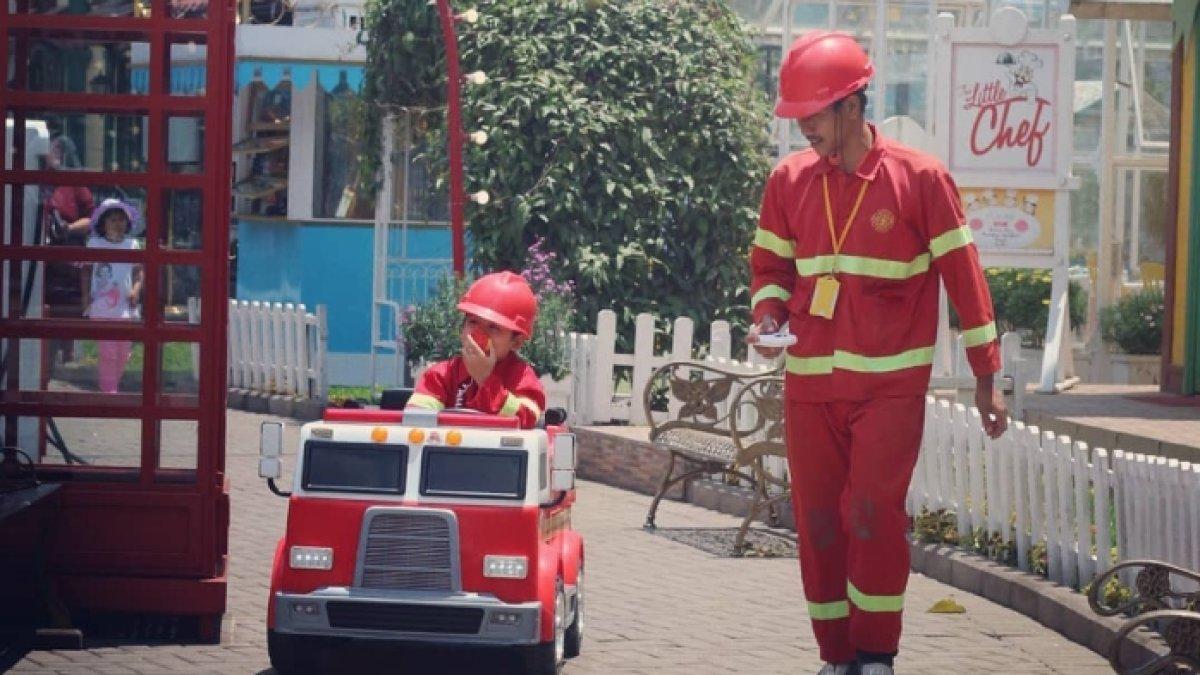 Anak-anak sedang menajajal profesi di Kota Mini, tempat wisata di Lembang, Bandung.