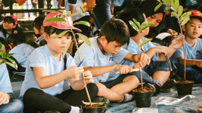 Anak-anak yang belajar bercocok tanam di Godong Ijo Sawangan.