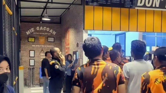 Tangkapan layar sejumlah pria diduga anggota ormas mendatangi Mie Gacoan Jalan Sisingamangaraja Medan. Mereka diduga datang minta jatah mengelola parkir restoran.