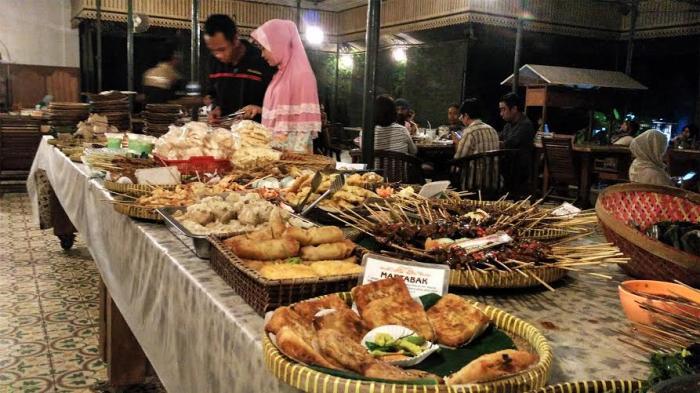 Beragam menu di Angkringan Pendopo Dalem (TRIBUN JOGJA/ KURNIATUL HIDAYAH)