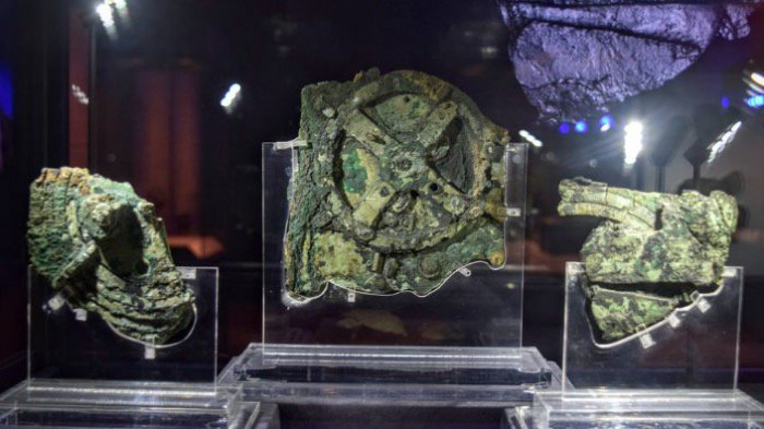 Antikythera mechanism adalah komputer berusia 2.000 tahun yang dikembangkan orang Yunani.