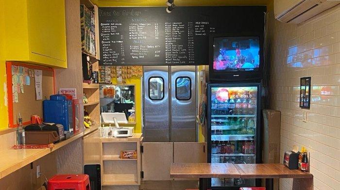 Tampilan area dalam Warkop NYC yang hits.