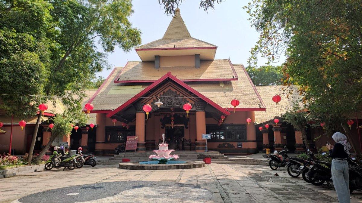 Tampak depan bangunan Klenteng Sanggar Agung di Kawasan wisata Kenjeran Park Surabaya yang dihiasi ornamen-ornamen khas Tahun Baru Imlek pada Sabtu (21/1/2023).