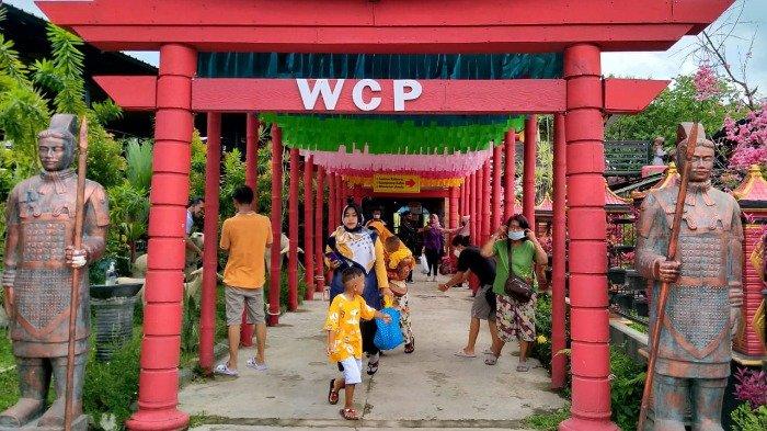 Area masuk wisata landmark dunia di Waduk Cengklik Park, Minggu (7/11/2021).