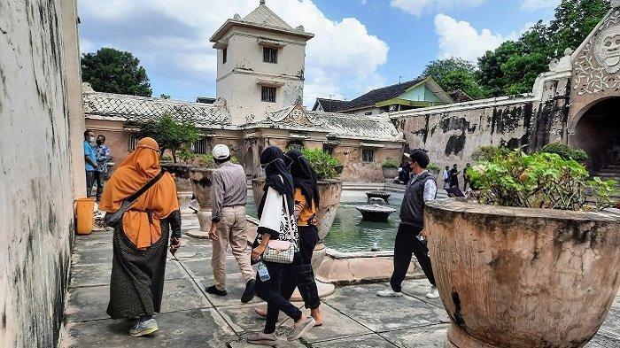 Rombongan wisatawan saat berkeliling di area utama Taman Sari Yogyakarta, Sabtu (15/05/2021) siang.